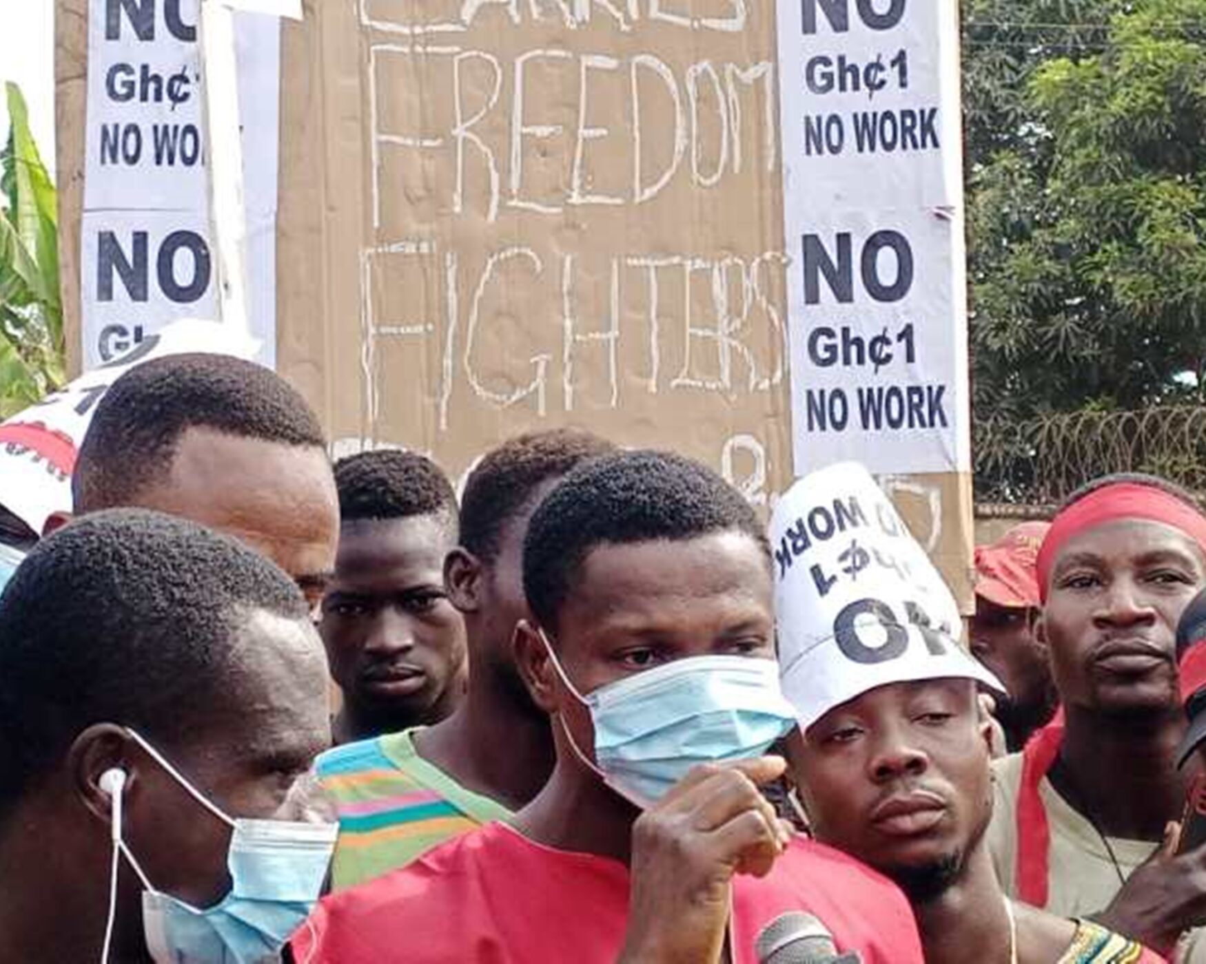 Tonnes of cocoa beans left to rot as carriers strike