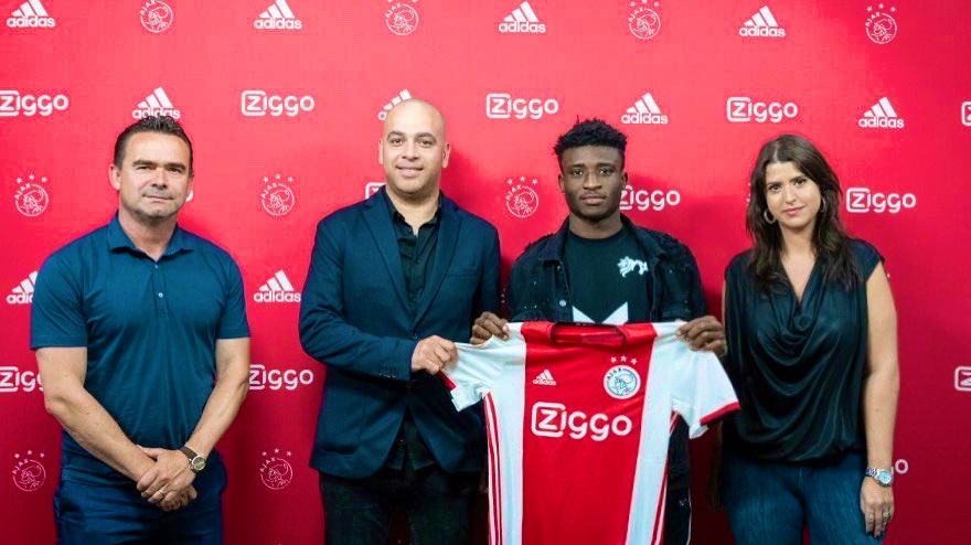 Mohammed Kudus and Jennifer Mendelewitsch signing